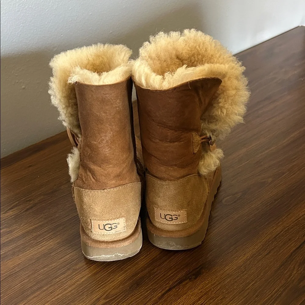 Bailey Button Short Uggs size 6 - Picture 2 of 5